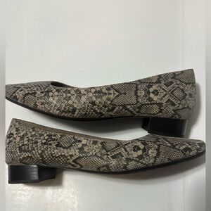 Aerosoles Sophisticated Black and Tan Leather Flats with Snakeskin Texture